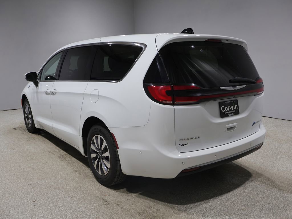 Used 2023 Chrysler Pacifica Touring-L image 14