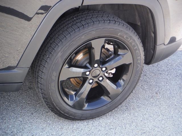 Used 2023 Jeep Grand Cherokee Altitude image 3