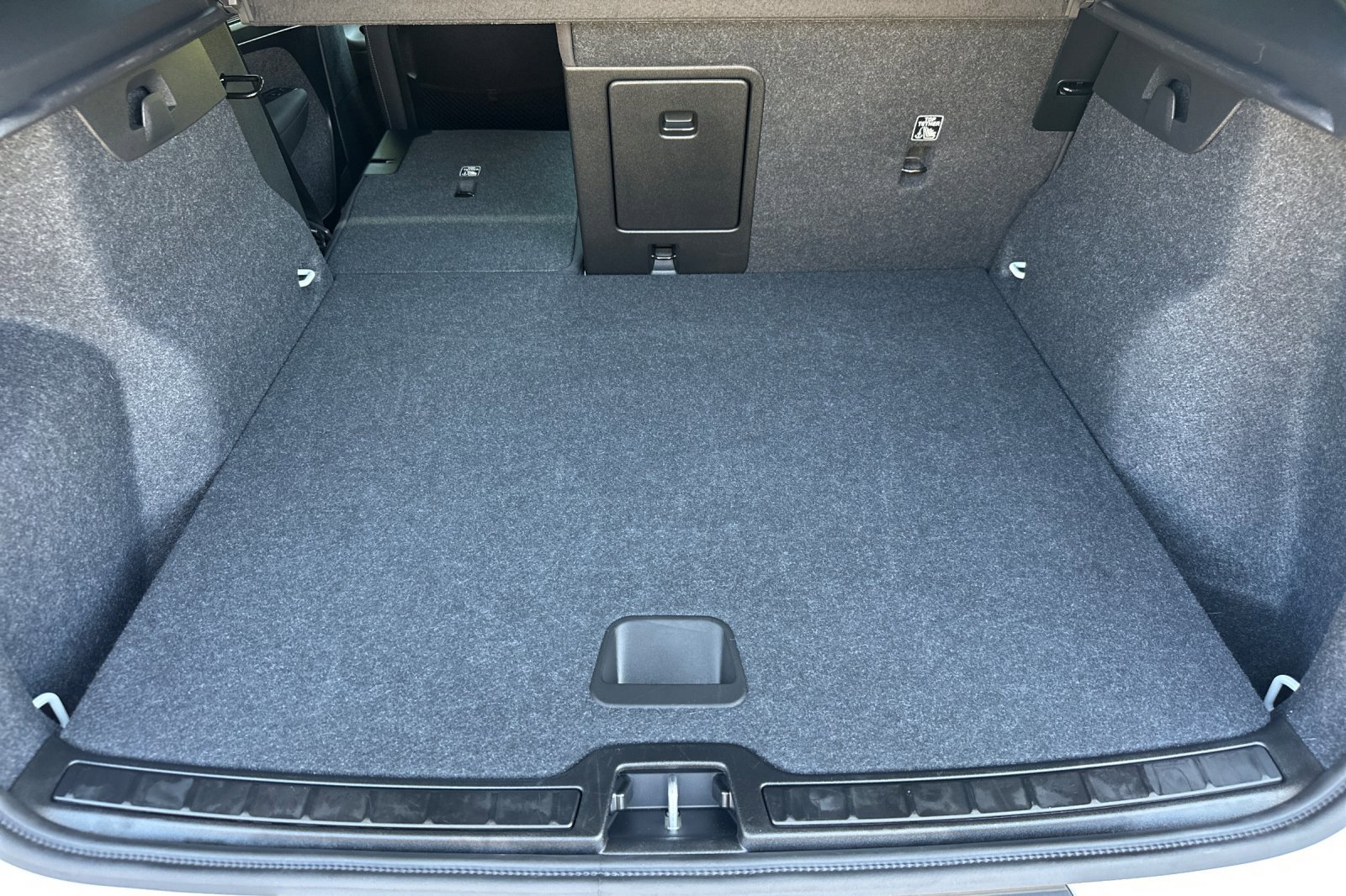 Certified 2025 Volvo XC40 B5 Core image 17
