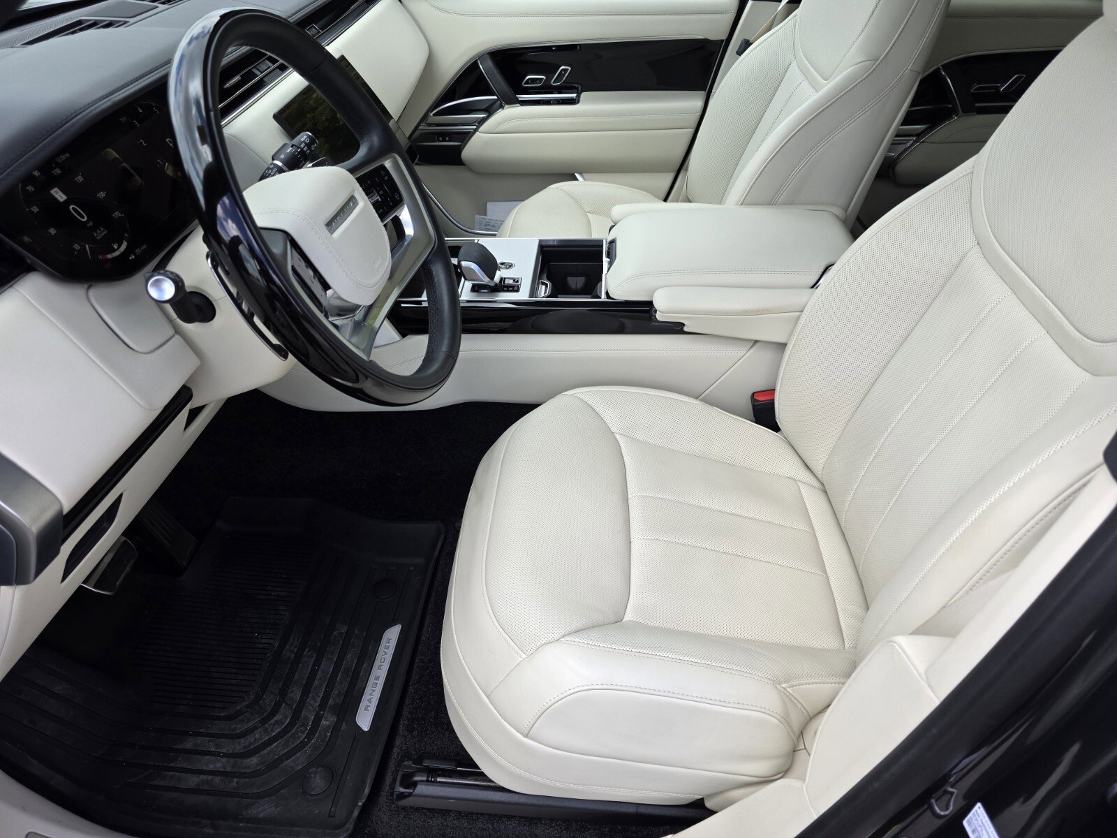 Certified 2025 Land Rover Range Rover SE image 10