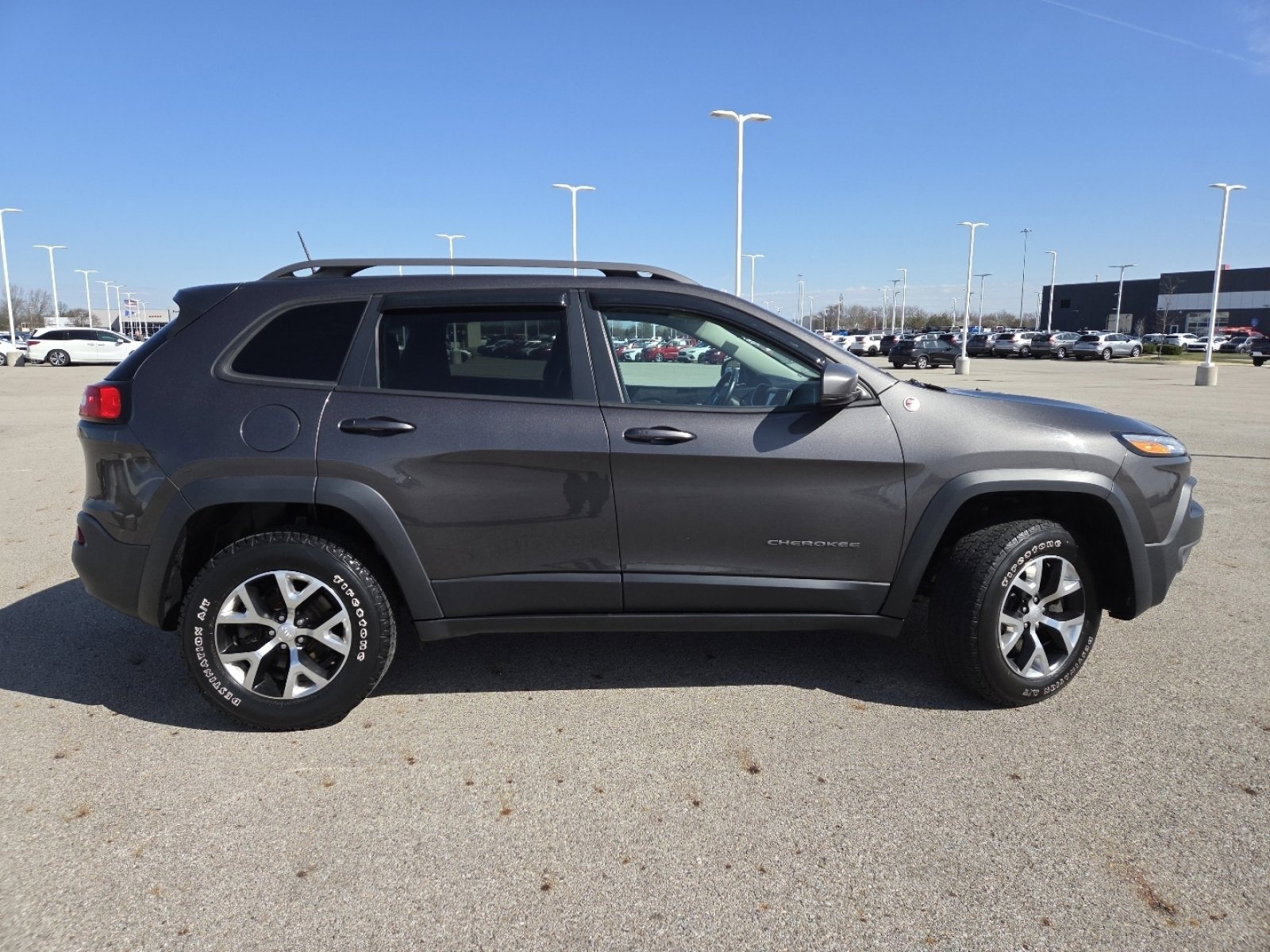 Used 2018 Jeep Cherokee Trailhawk w/ Cold Weather Group image 18