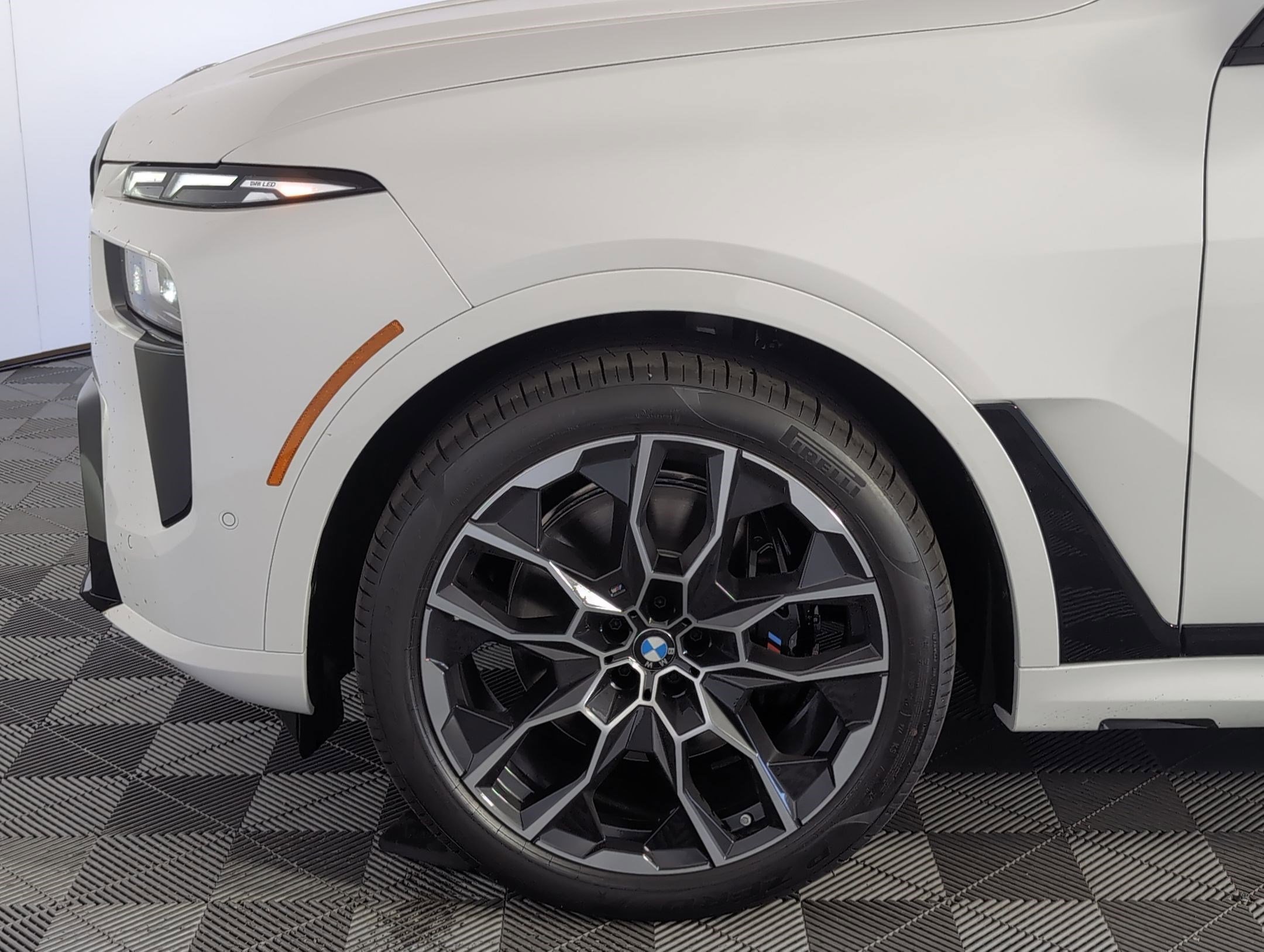 New 2026 BMW X7 M60i image 9