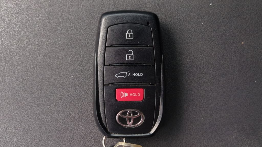 Used 2024 Toyota Highlander Limited FWD image 2