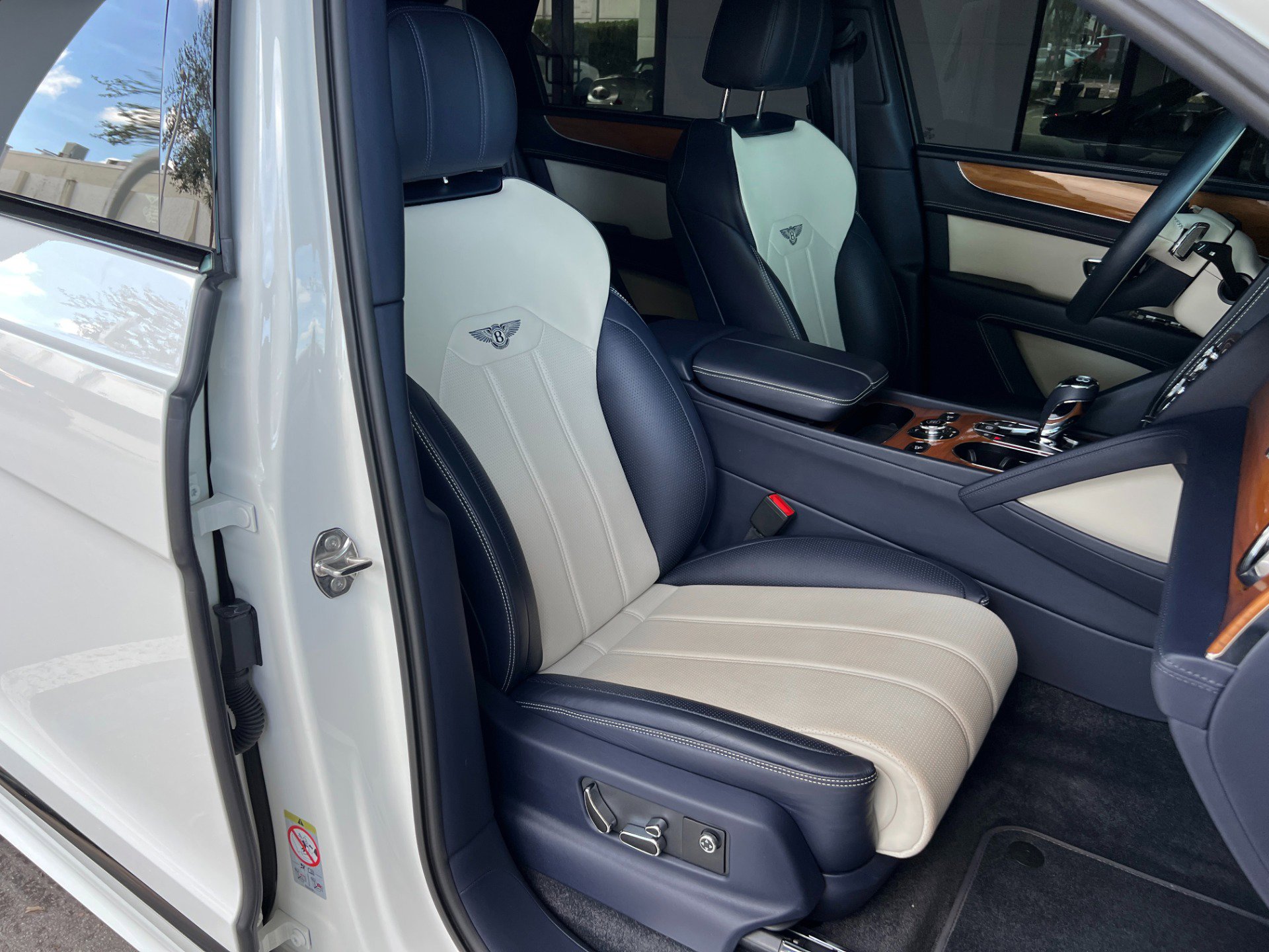 Used 2021 Bentley Bentayga image 33