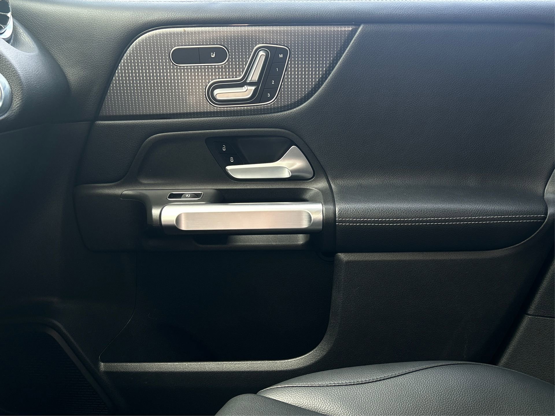 Used 2021 Mercedes-Benz GLB 250 4MATIC w/ Premium Package image 25