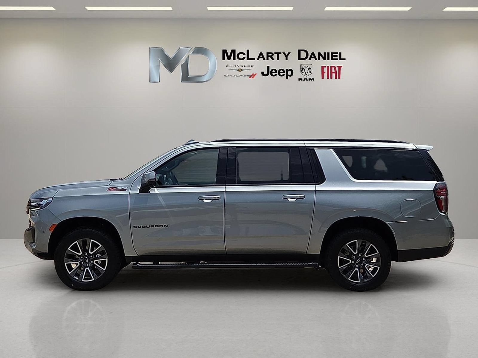 Used 2024 Chevrolet Suburban Z71 w/ Luxury Package AWD/4WD image 3