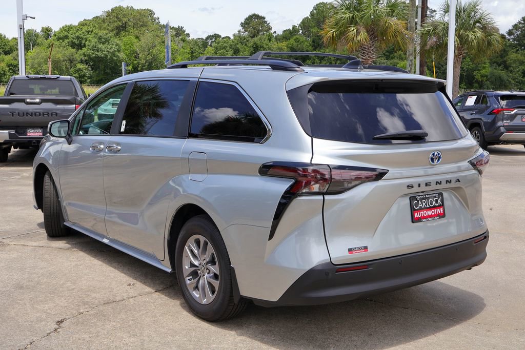 Used 2025 Toyota Sienna XLE FWD image 24
