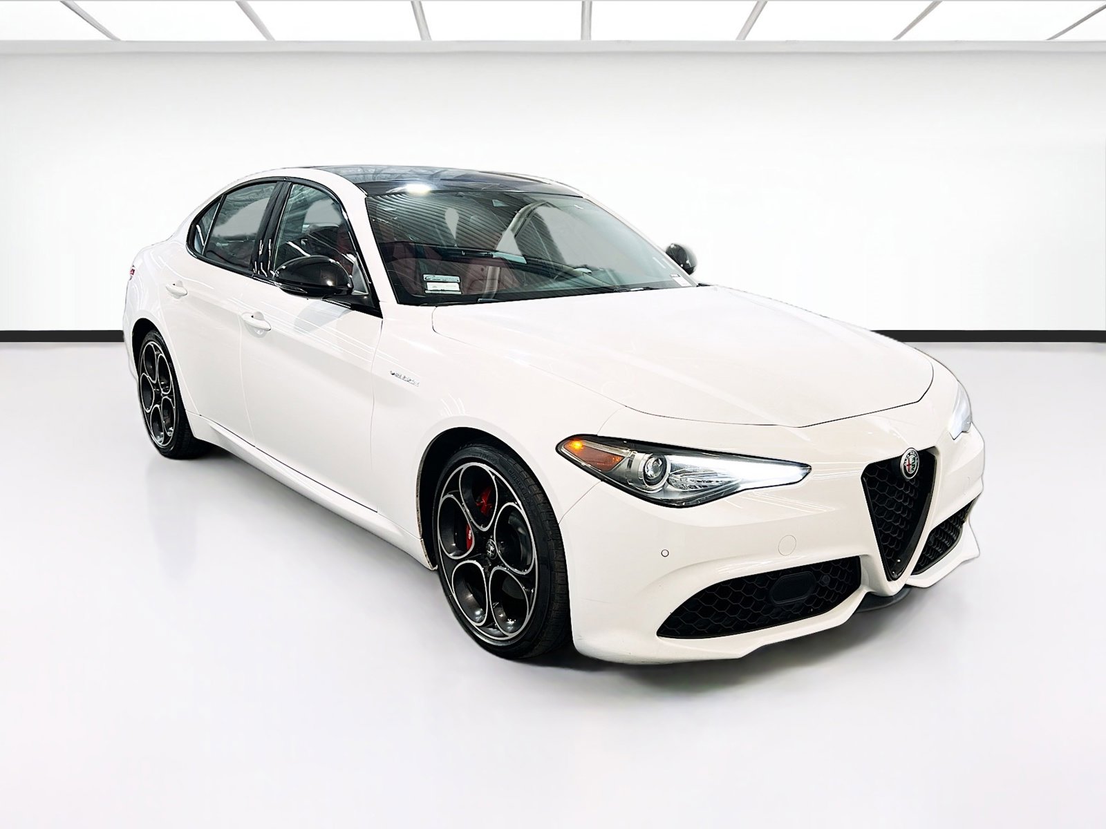 Used 2023 Alfa Romeo Giulia Veloce RWD image 3