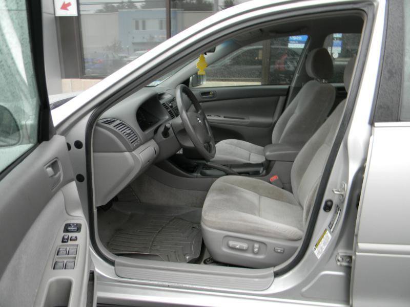 Used 2004 Toyota Camry LE FWD image 11