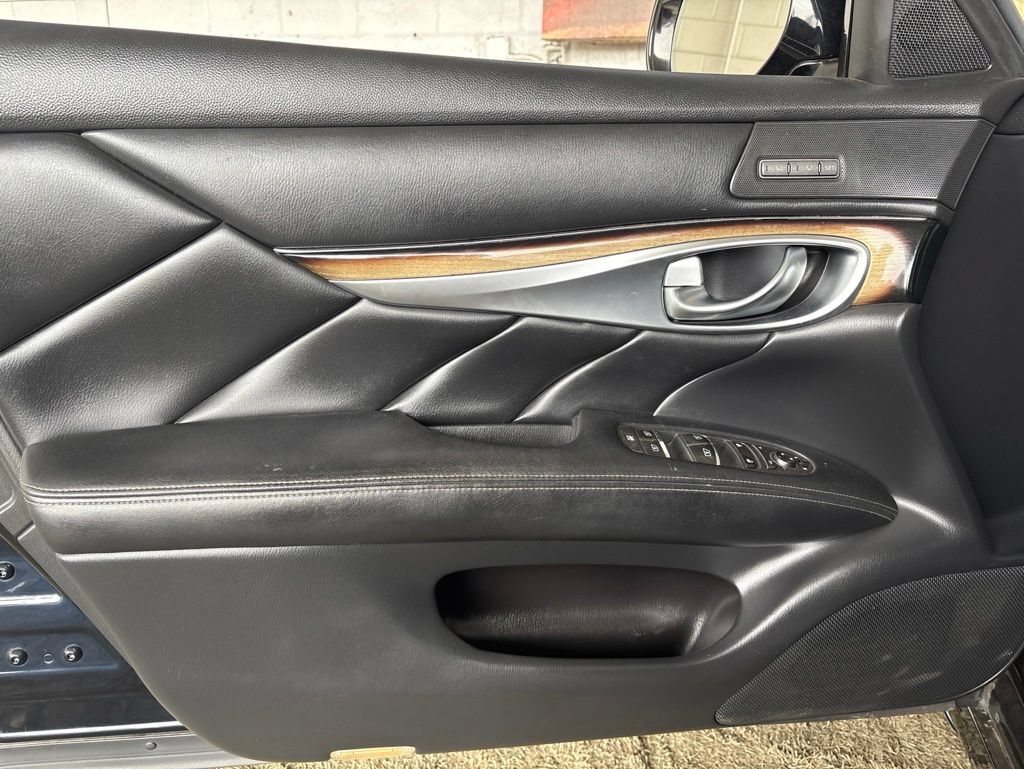 Used 2016 INFINITI Q70 L 3.7 w/ Deluxe Touring Package RWD image 11