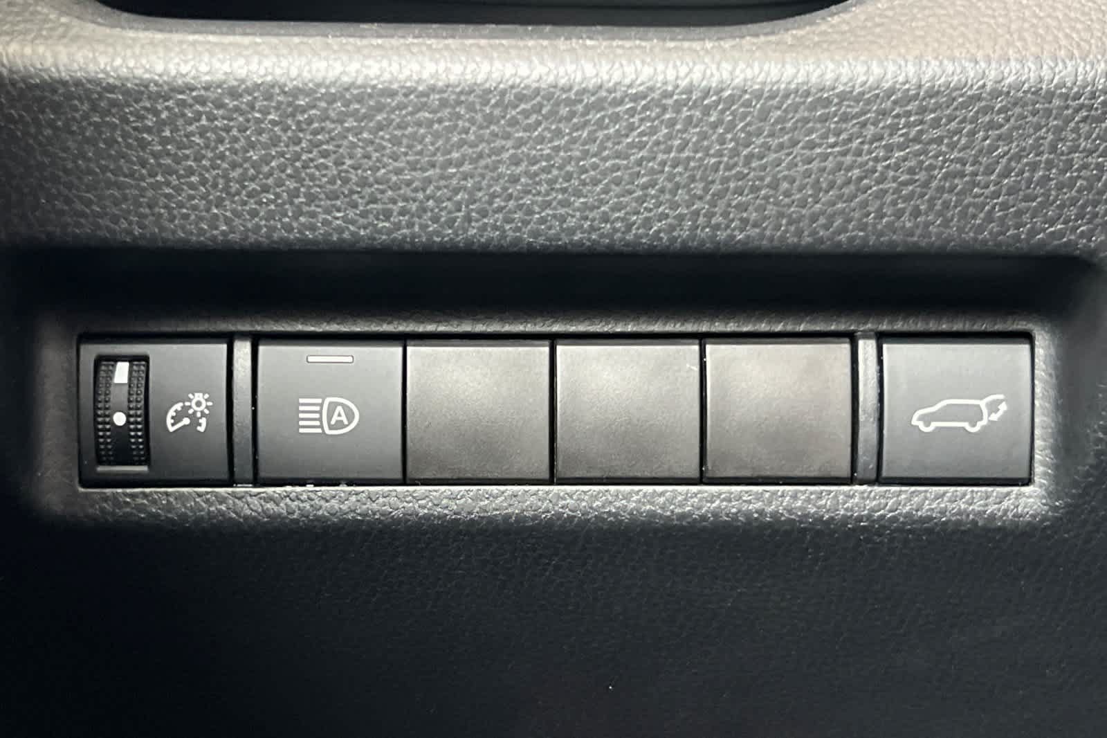 Used 2021 Toyota RAV4 XLE w/ Convenience Package FWD image 30