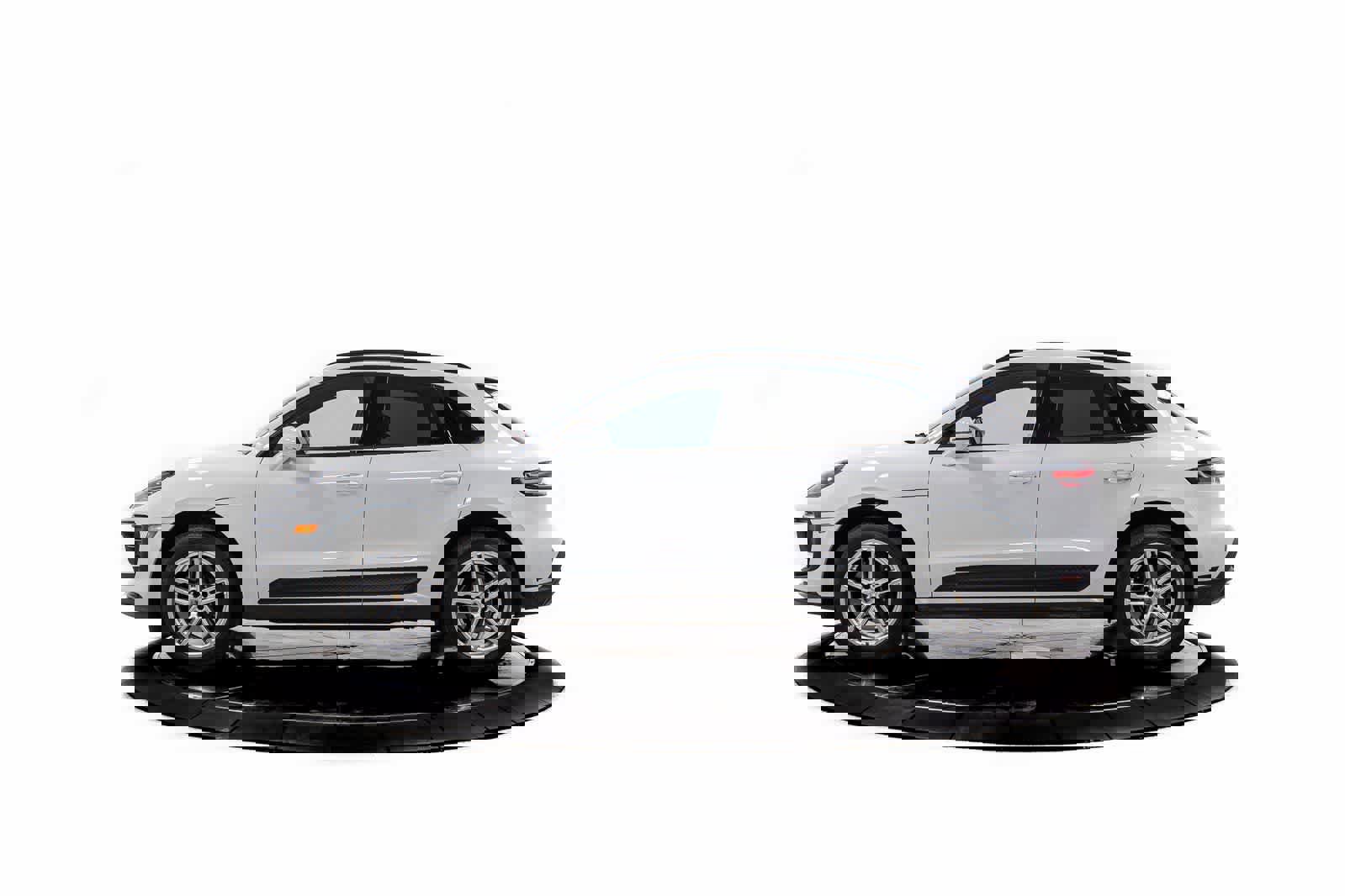 Certified 2023 Porsche Macan image 2