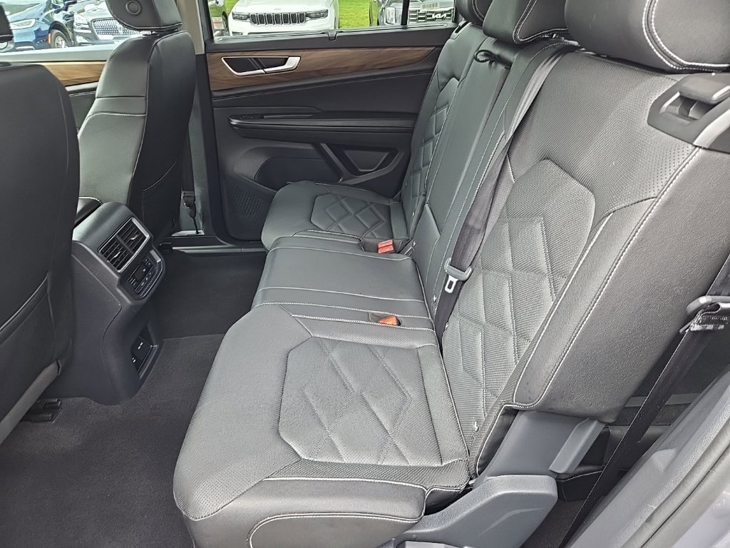 Used 2025 Volkswagen Atlas SE AWD/4WD image 36
