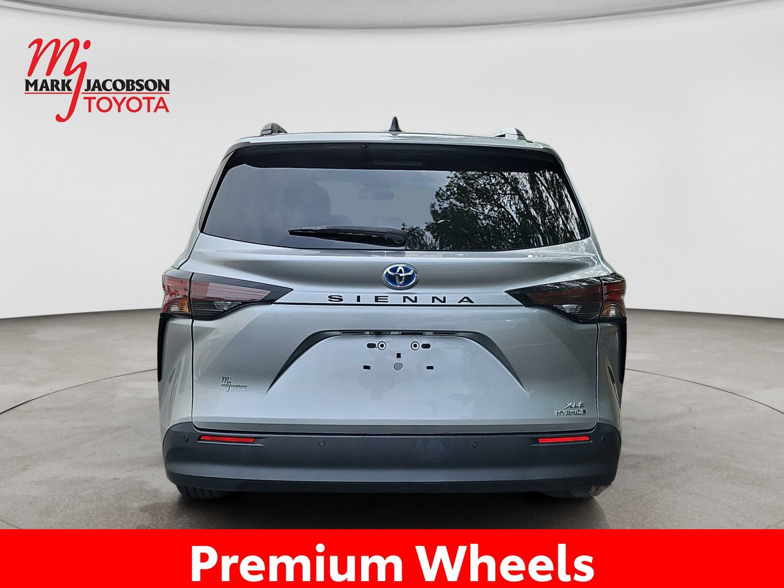 Used 2024 Toyota Sienna XLE FWD image 11