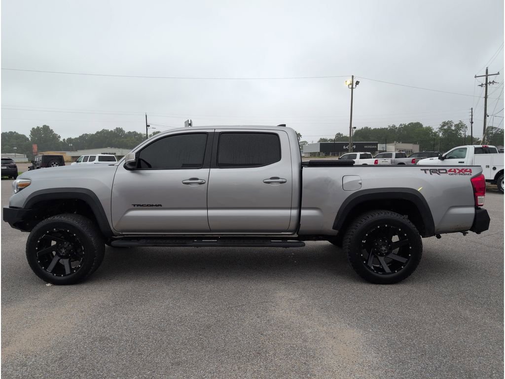 Used 2017 Toyota Tacoma TRD Off-Road image 2