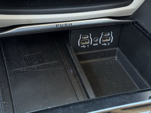 Used 2024 Chrysler Pacifica Limited image 19