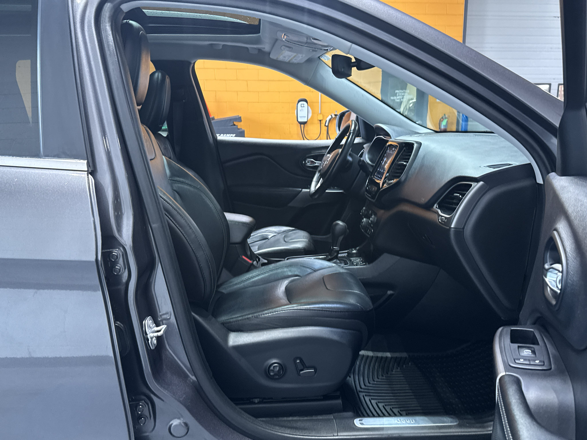 Used 2019 Jeep Cherokee Limited w/ Technology Group AWD/4WD image 19