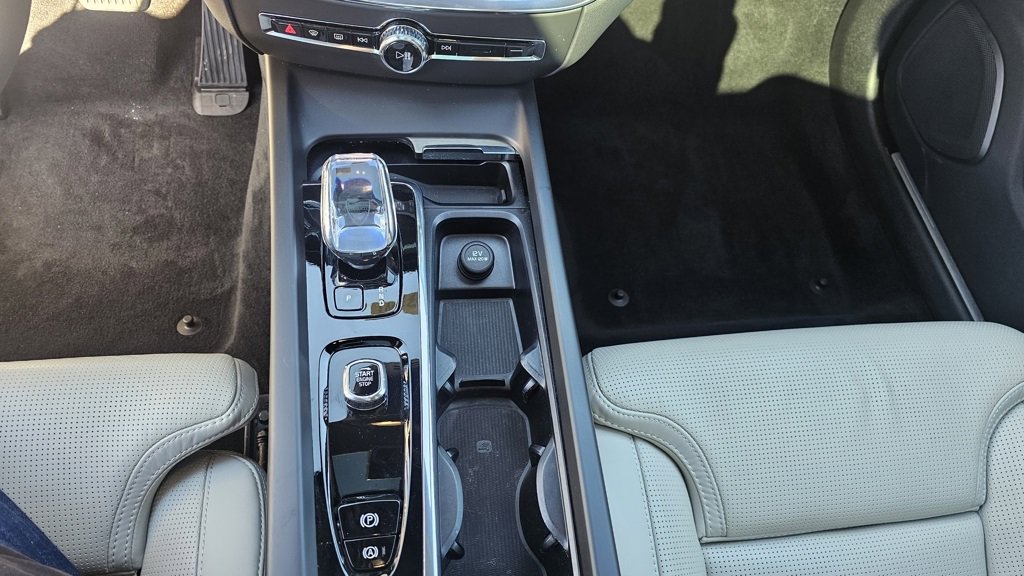 Certified 2024 Volvo V60 B5 Cross Country Ultimate image 25