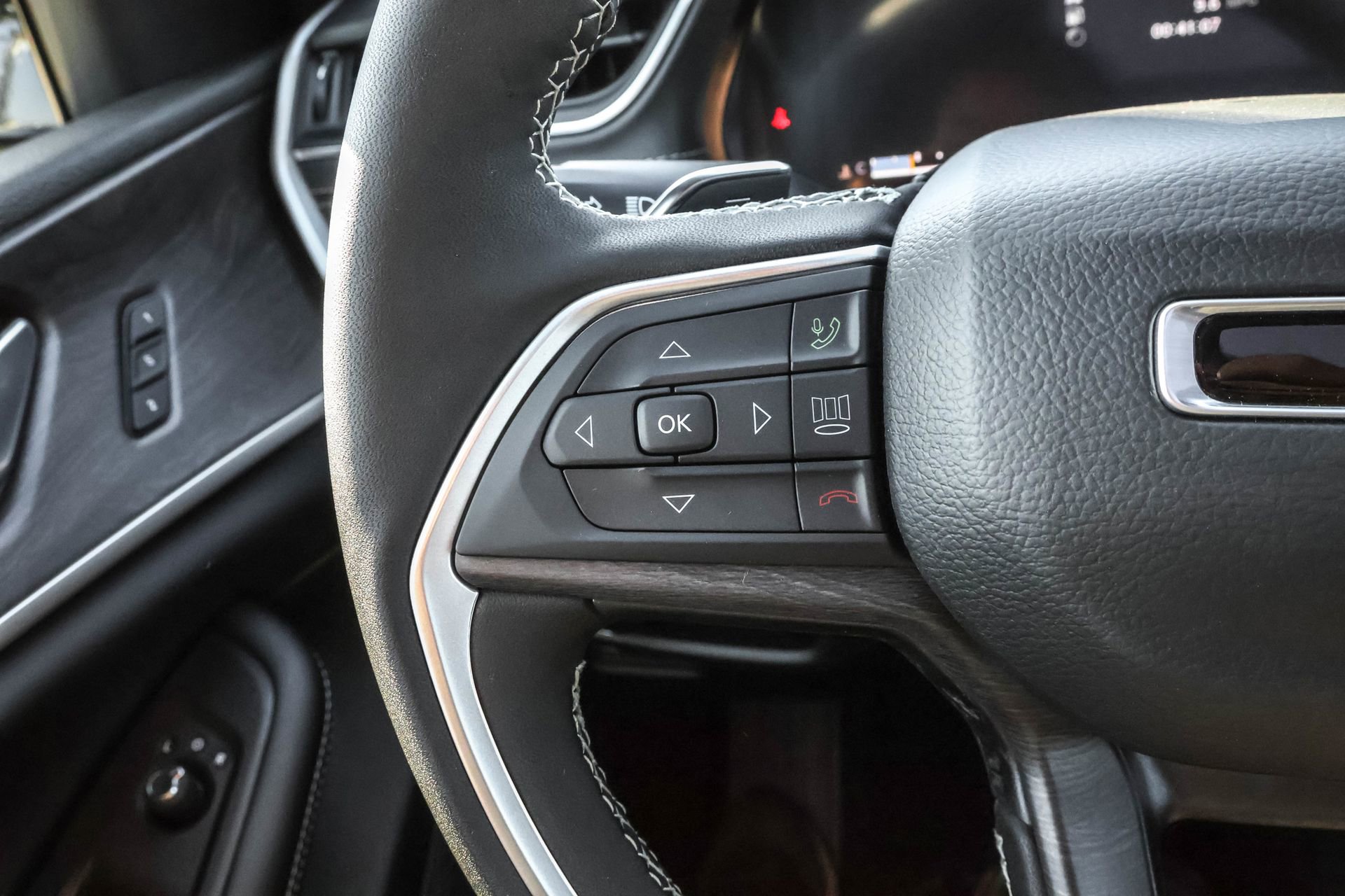 New 2025 Jeep Grand Cherokee Limited w/ Black Appearance Package image 25