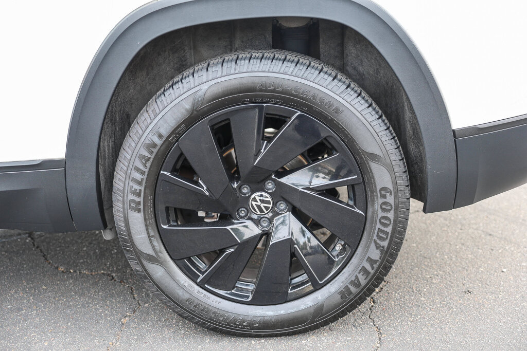Used 2024 Volkswagen Atlas Cross Sport SE FWD image 28