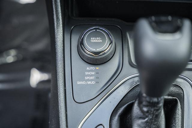 Used 2019 Jeep Cherokee Latitude Plus AWD/4WD image 25