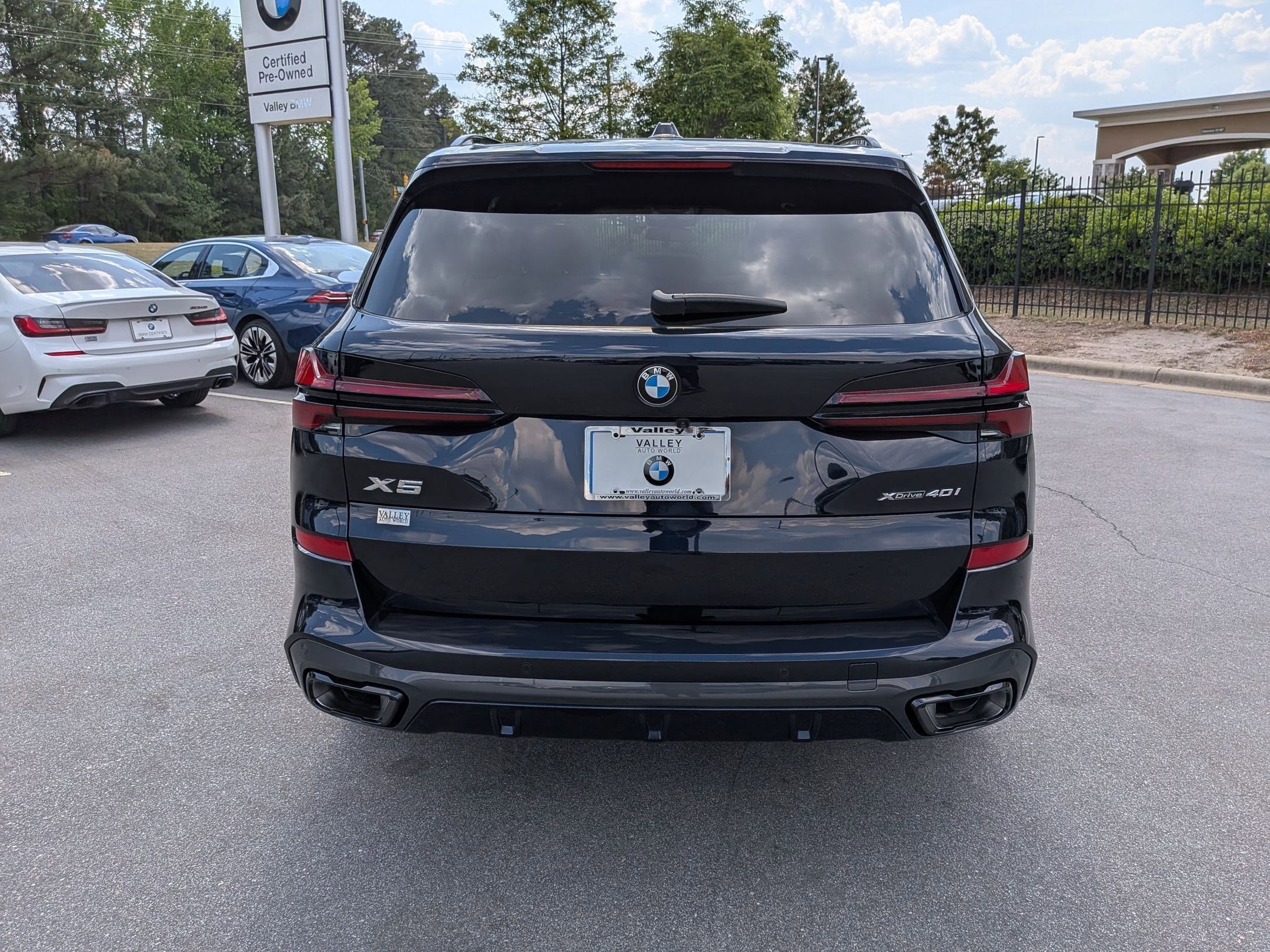 Certified 2025 BMW X5 xDrive40i w/ M Sport Package AWD/4WD image 4