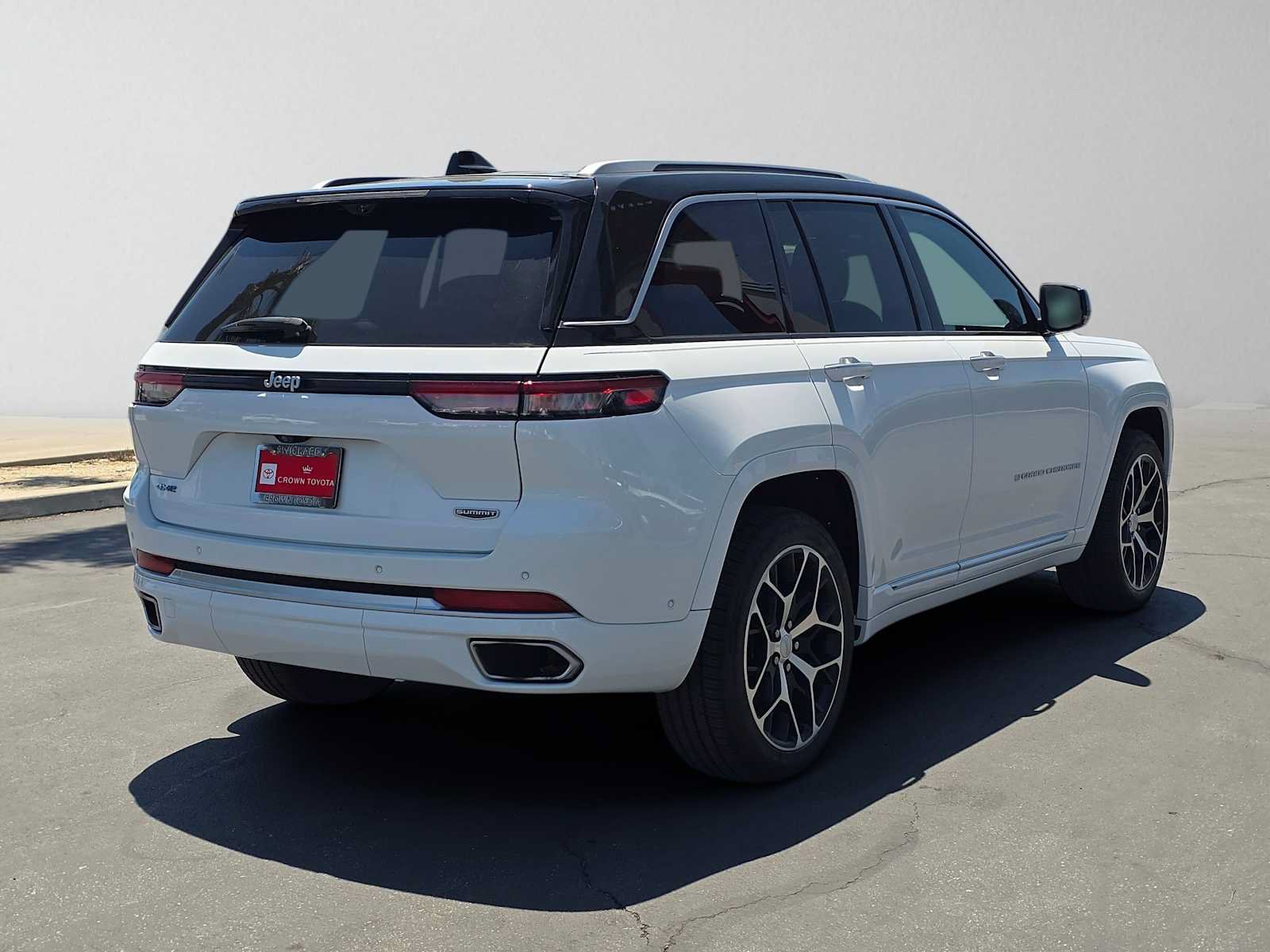 Used 2022 Jeep Grand Cherokee Summit AWD/4WD image 3