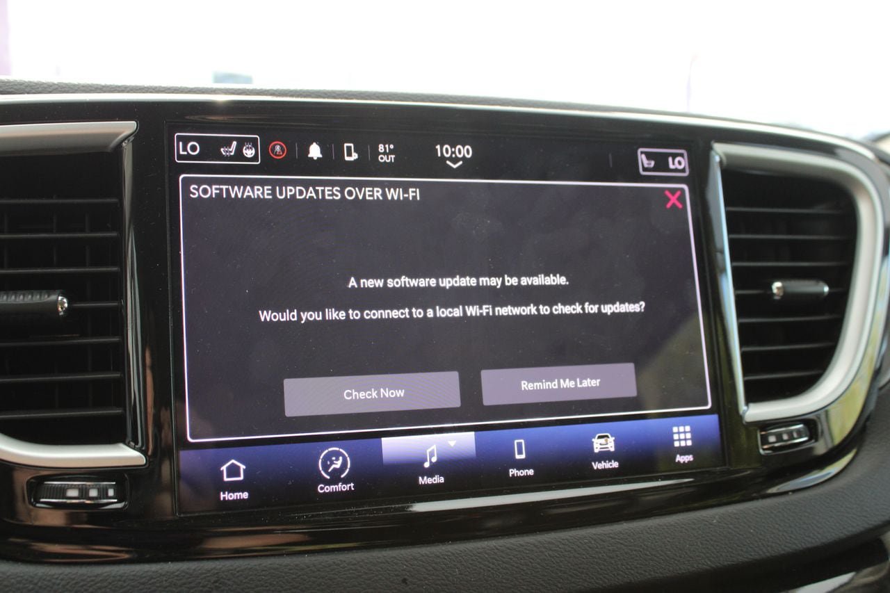 Used 2024 Chrysler Pacifica Touring-L FWD image 15