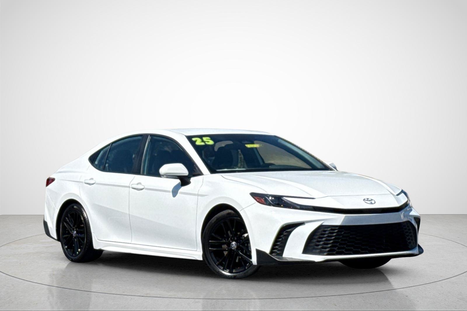 Used 2025 Toyota Camry SE FWD image 2