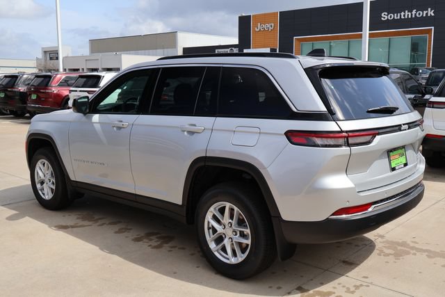 New 2026 Jeep Grand Cherokee Laredo w/ MOPAR Finishing Package RWD image 4