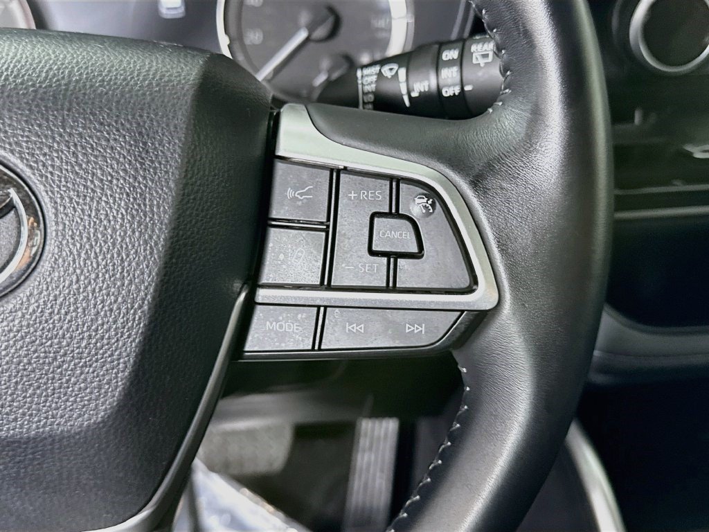 Used 2025 Toyota Highlander LE FWD image 14