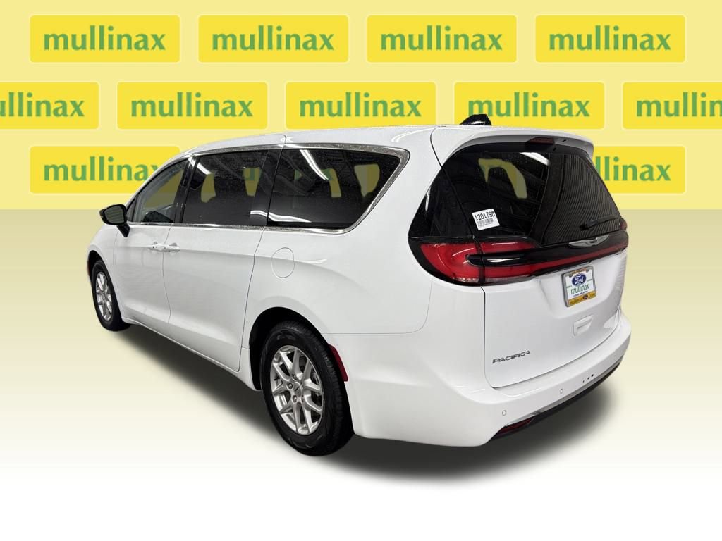 Used 2024 Chrysler Pacifica Touring-L image 10