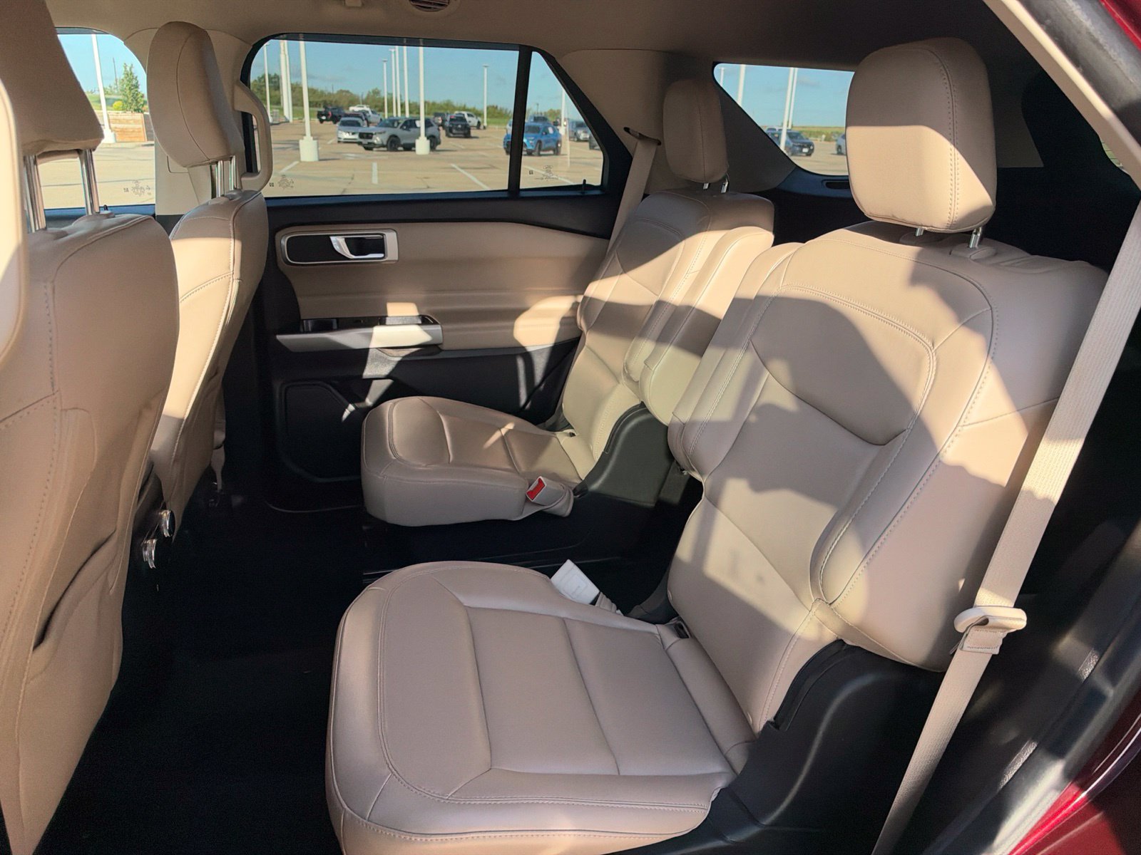 Used 2022 Ford Explorer XLT w/ Equipment Group 202A AWD/4WD image 19