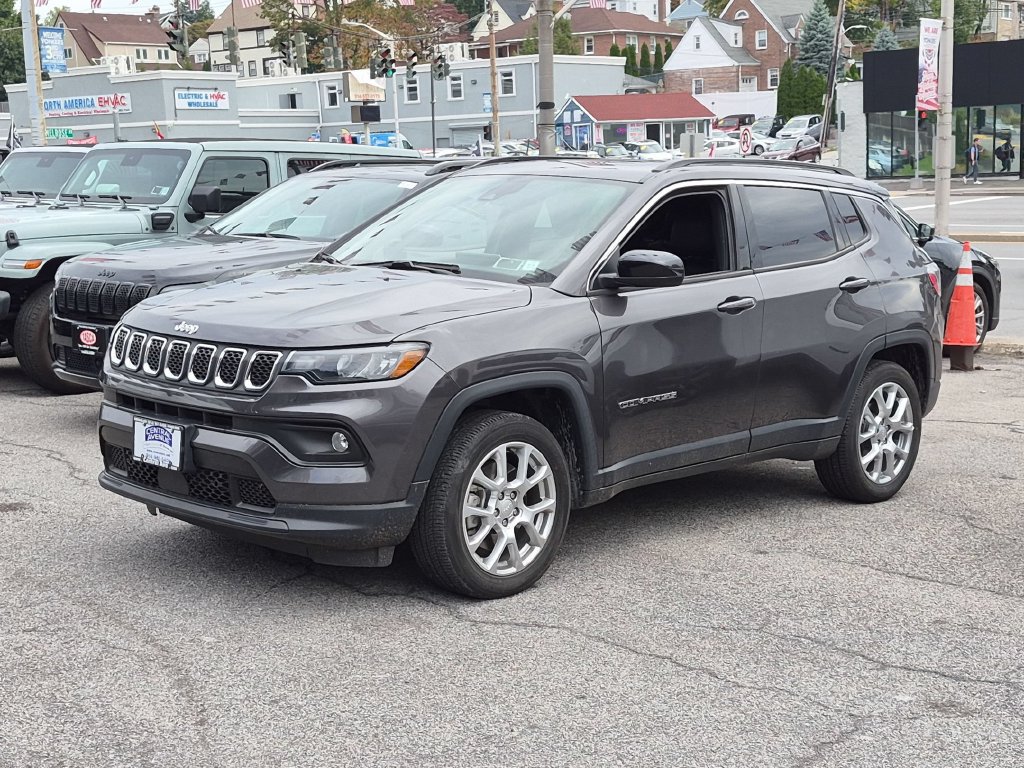 Used 2023 Jeep Compass Latitude w/ Sun and Sound Group AWD/4WD image 1
