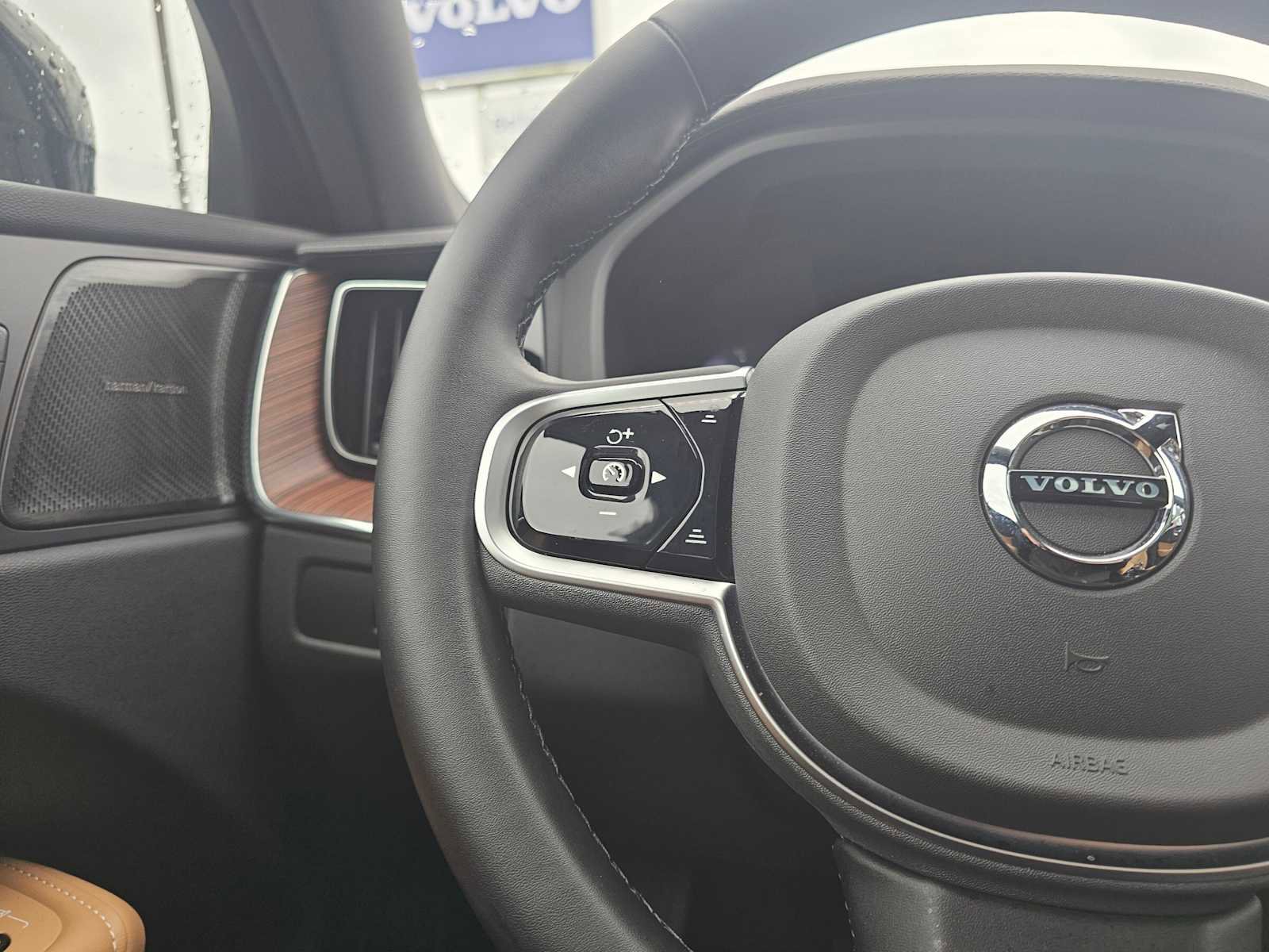 Certified 2025 Volvo XC60 T8 Ultra w/ Protection Package Premier image 32