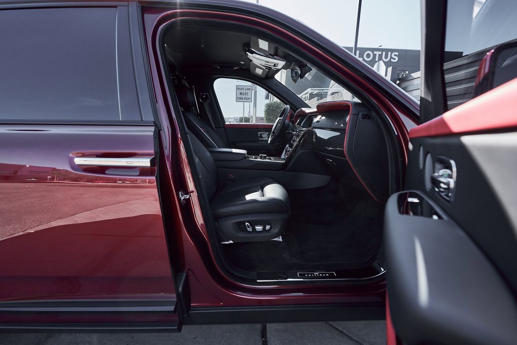 Used 2022 Rolls-Royce Cullinan Black Badge image 22