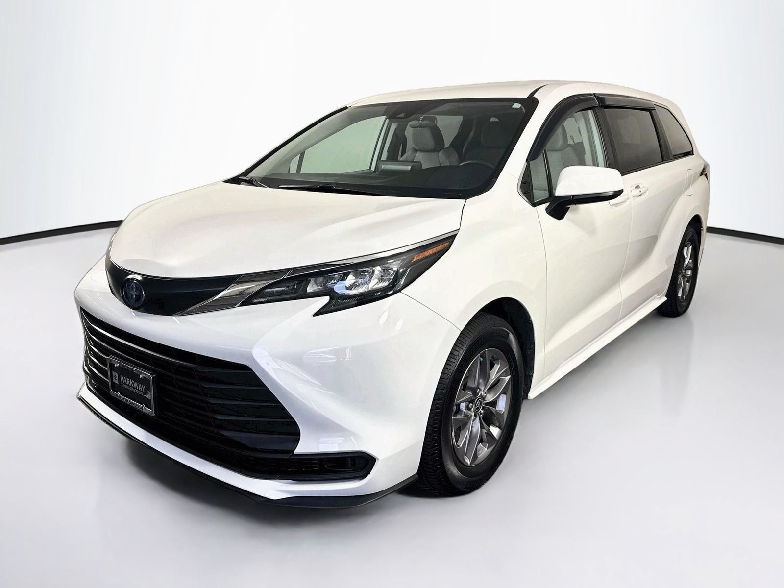 Used 2024 Toyota Sienna LE AWD/4WD image 3