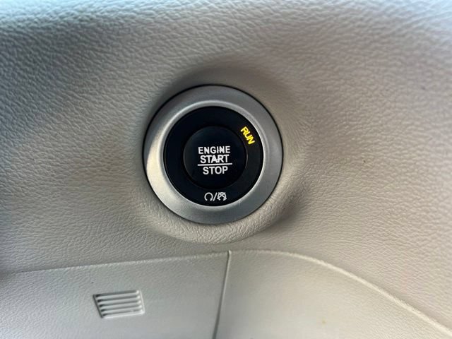 Used 2018 Chrysler Pacifica Touring-L FWD image 17