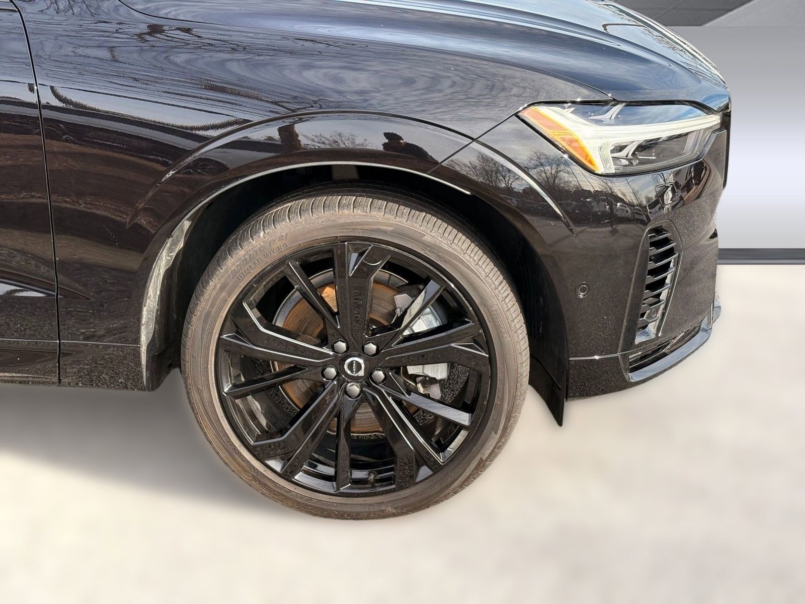 Certified 2024 Volvo XC60 T8 Ultimate w/ Protection Package Premier image 12