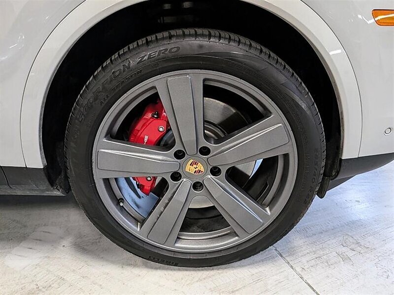Used 2024 Porsche Cayenne S AWD/4WD image 12