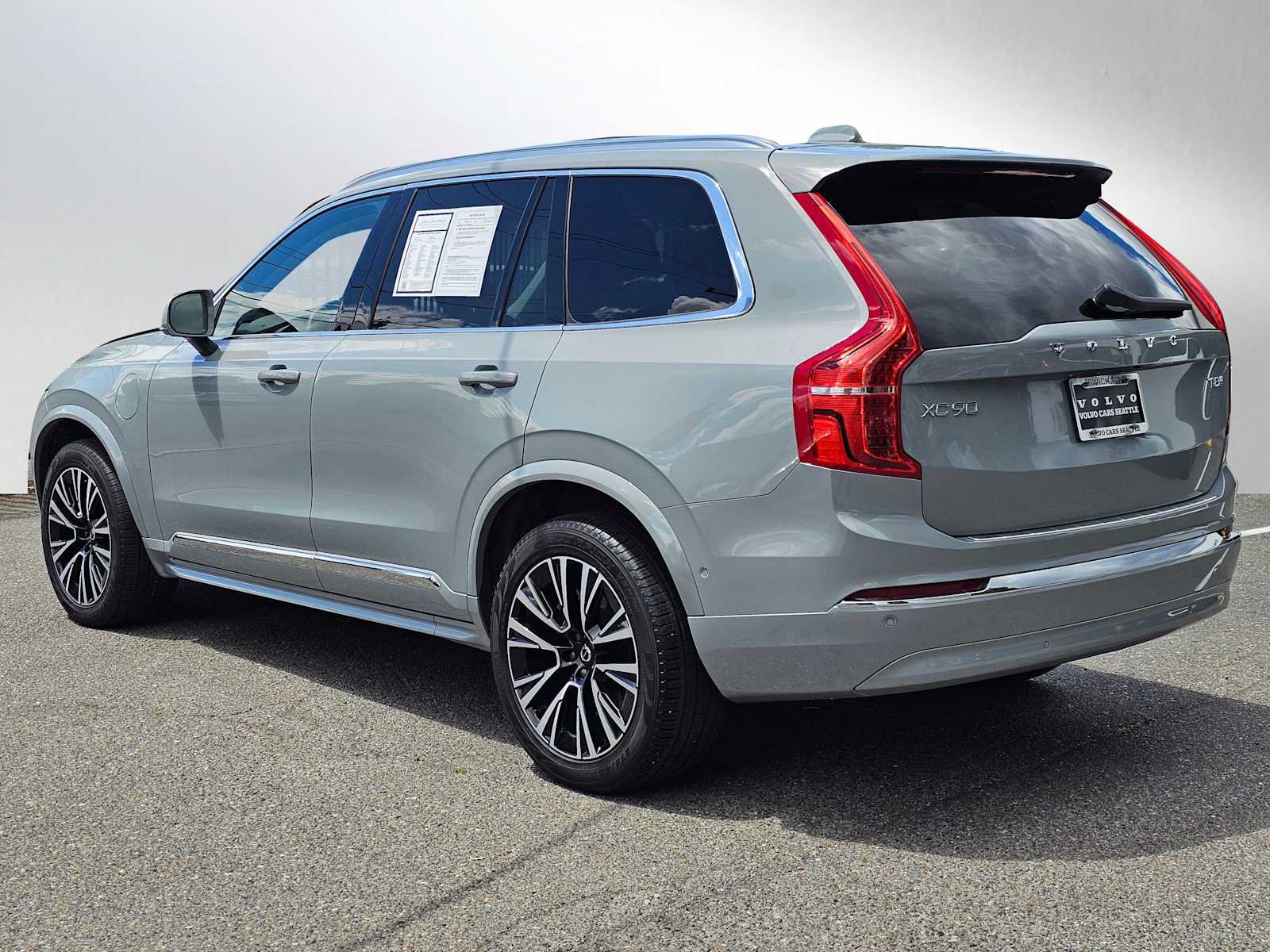 Certified 2025 Volvo XC90 T8 Plus w/ Protection Package Premier AWD/4WD image 5