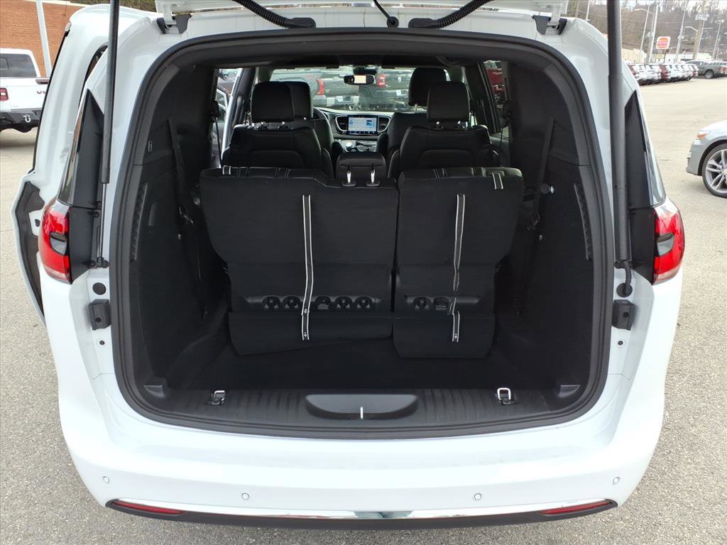 New 2026 Chrysler Pacifica Select image 14