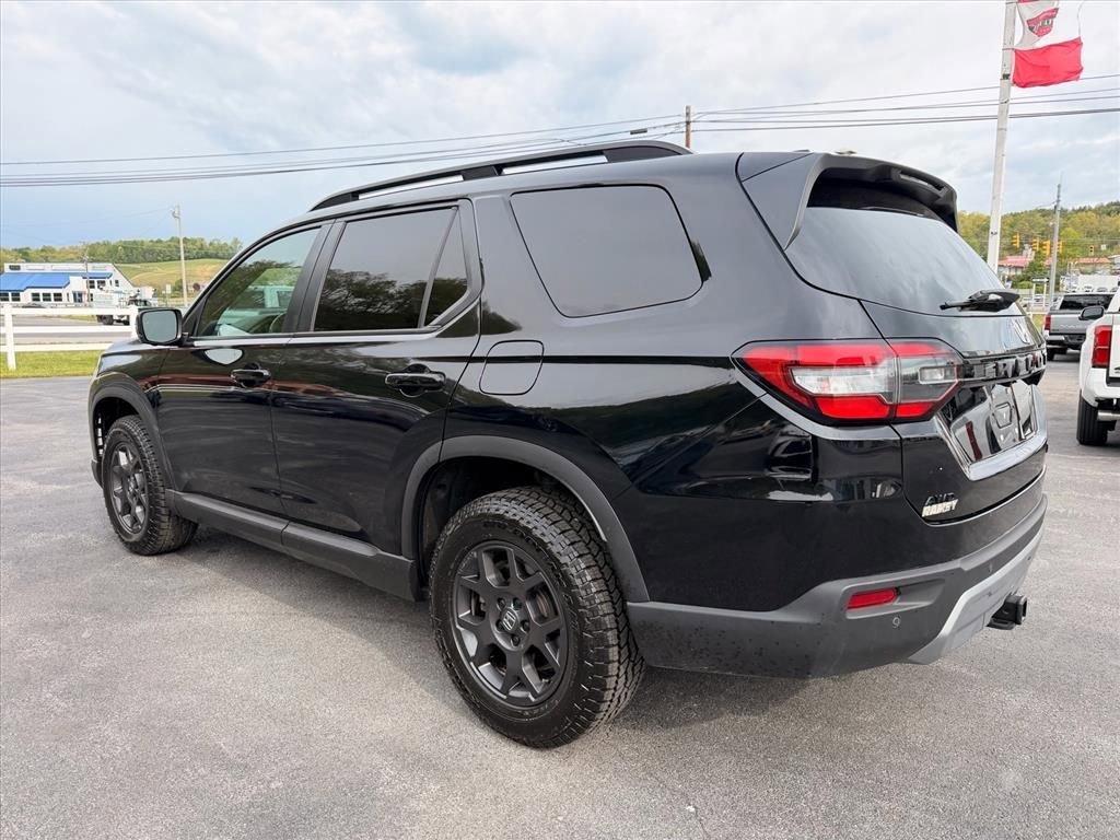 Used 2025 Honda Pilot TrailSport image 7