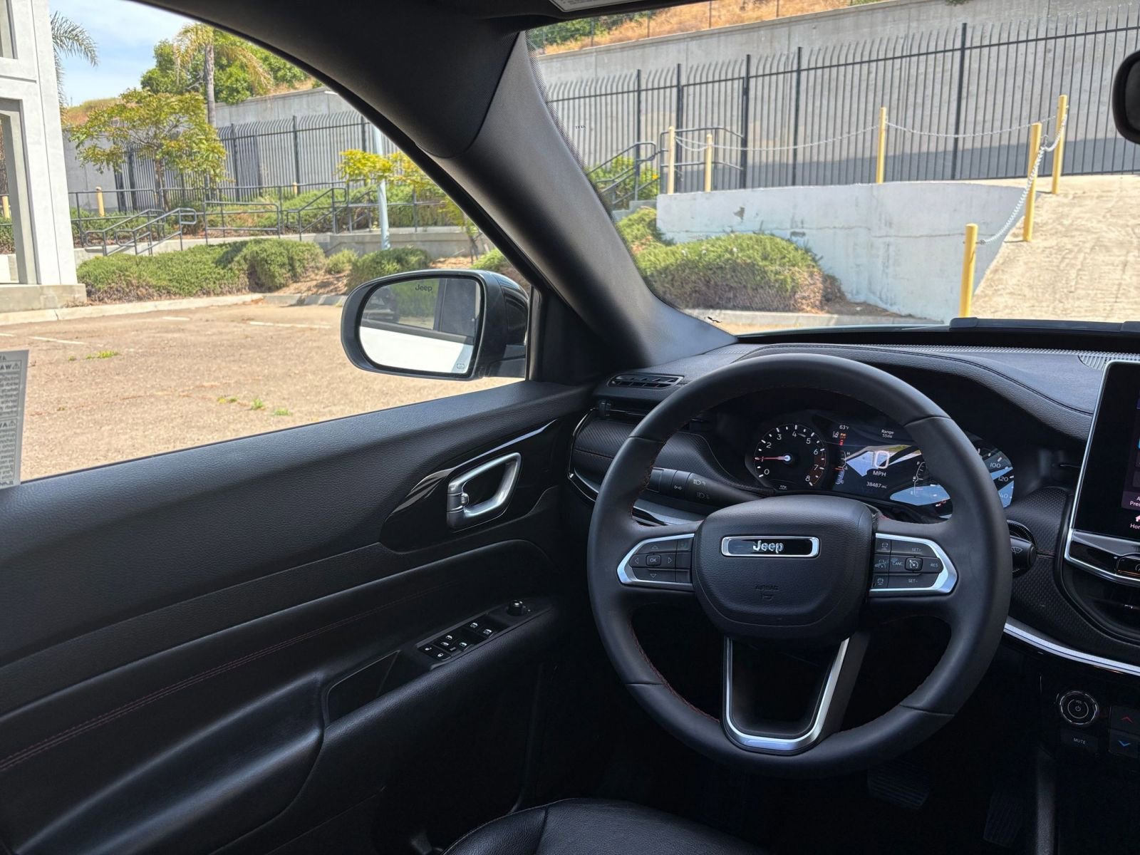 Used 2025 Jeep Compass Trailhawk AWD/4WD image 33