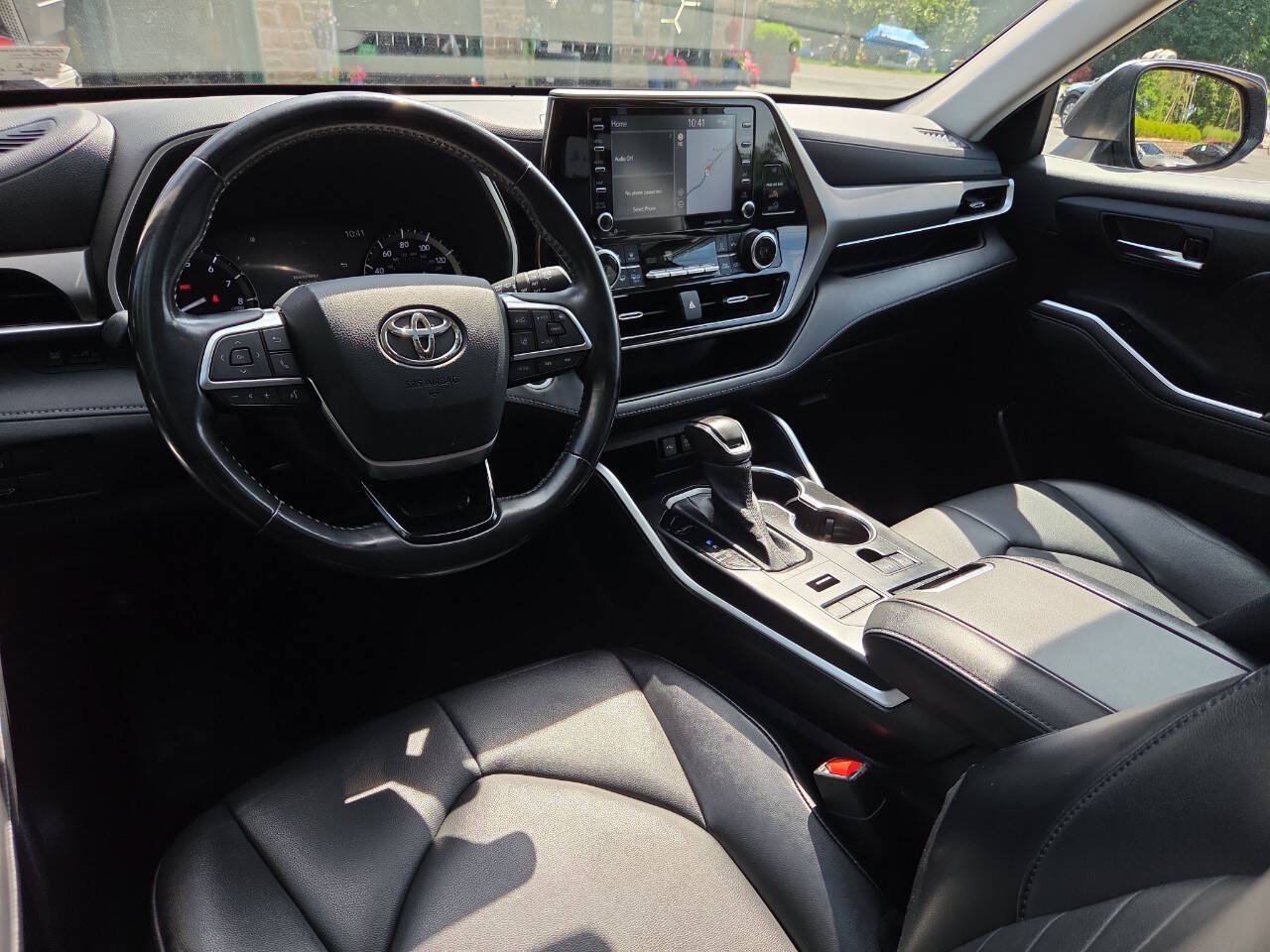 Used 2021 Toyota Highlander XLE AWD/4WD image 24