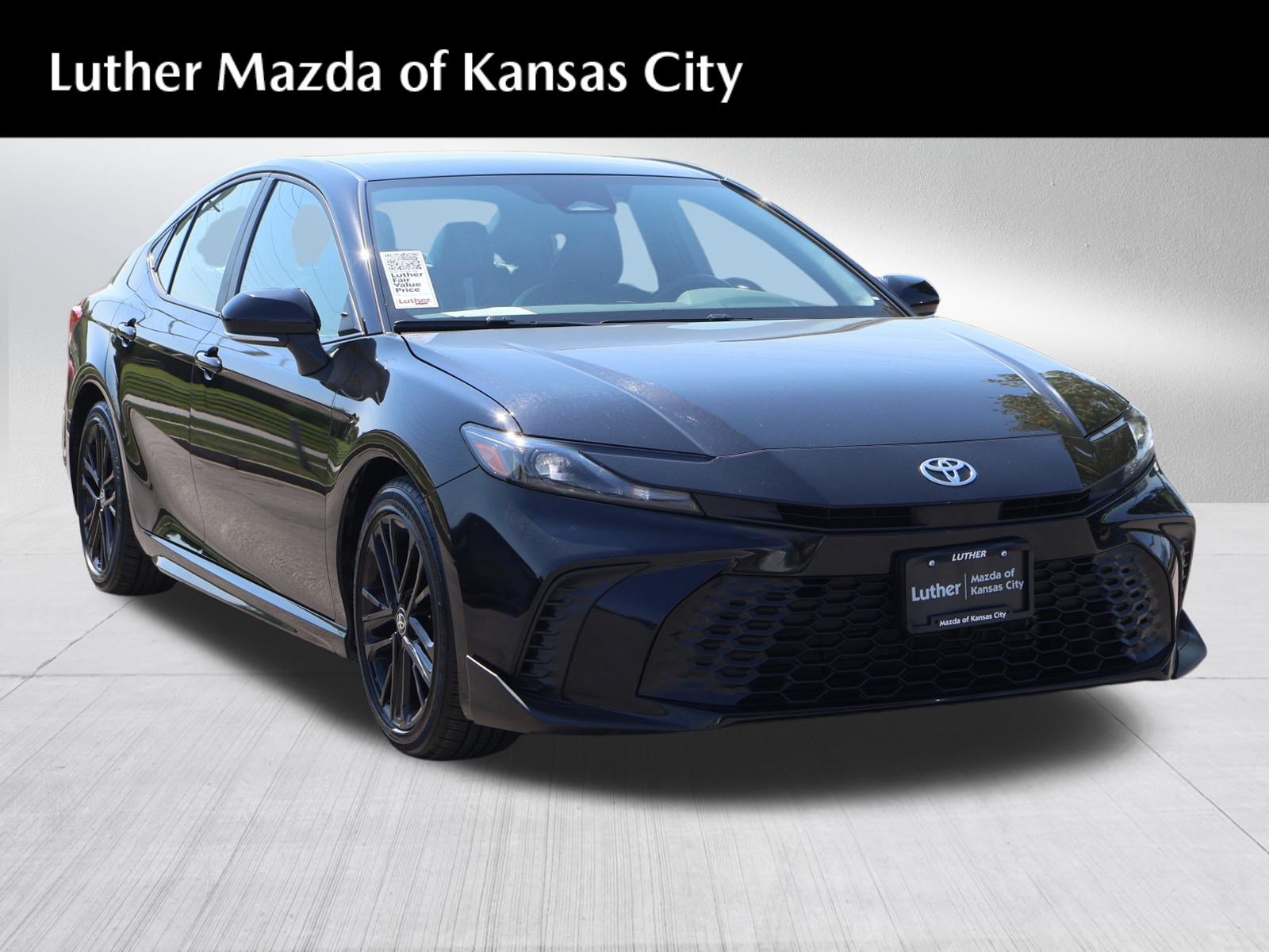 Used 2025 Toyota Camry SE FWD image 1