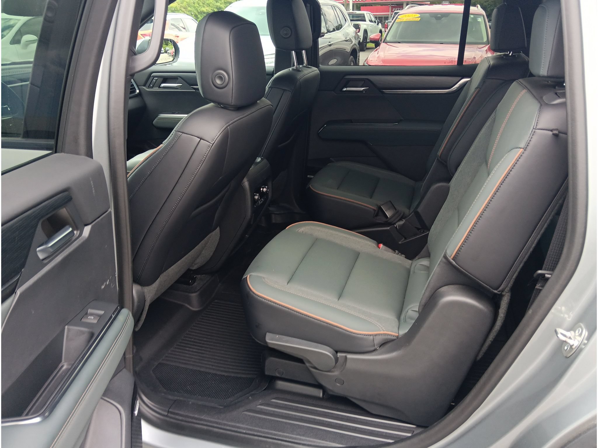 Used 2024 GMC Acadia AT4 w/ Luxury Package AWD/4WD image 16