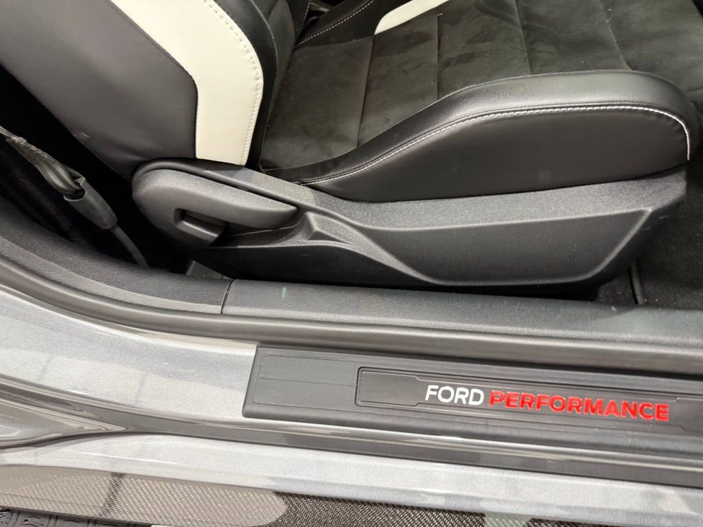 Used 2021 Ford Mustang Shelby GT500 w/ Carbon Fiber Track Pack image 16