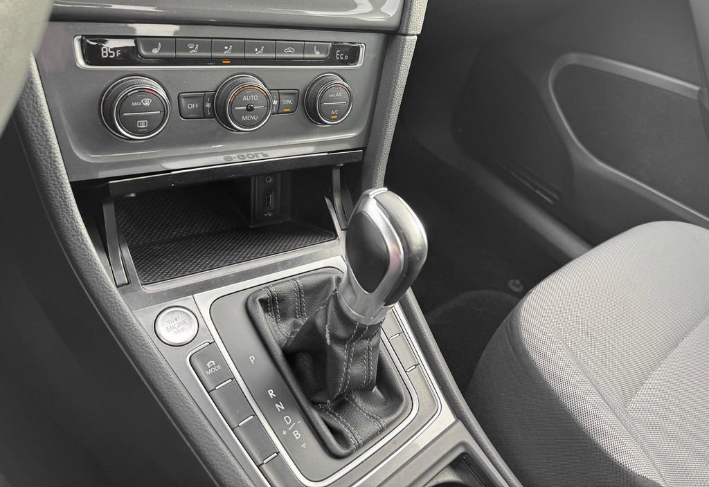 Used 2016 Volkswagen e-Golf SE image 21