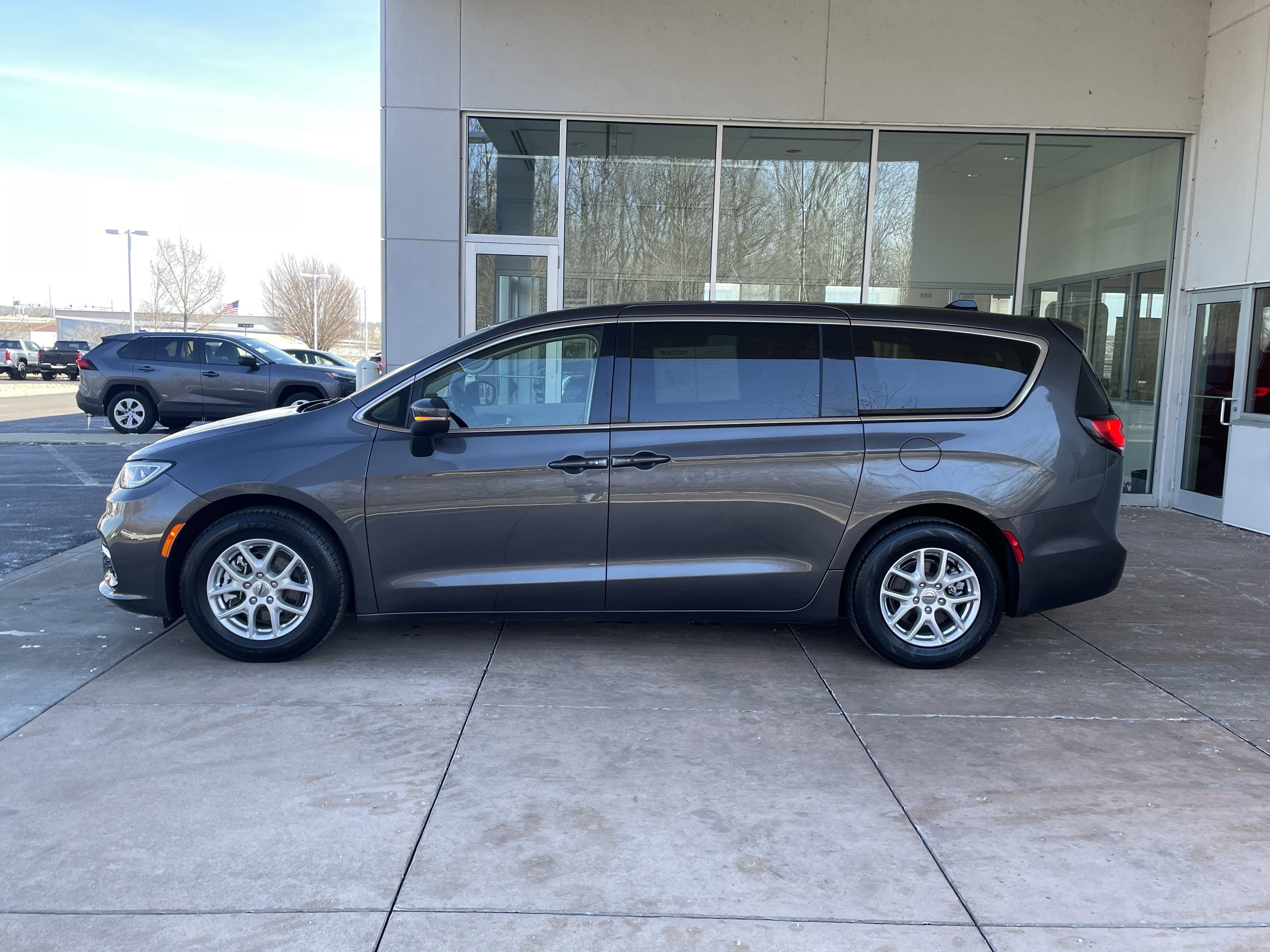 Used 2023 Chrysler Pacifica Touring-L image 19